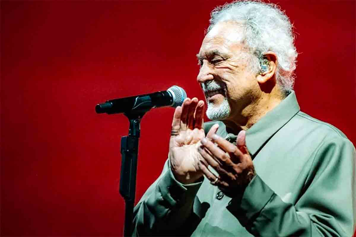 Tom Jones difende ancora “Delilah”: il pubblico di Cardiff lo sostiene tra fischi e polemiche
