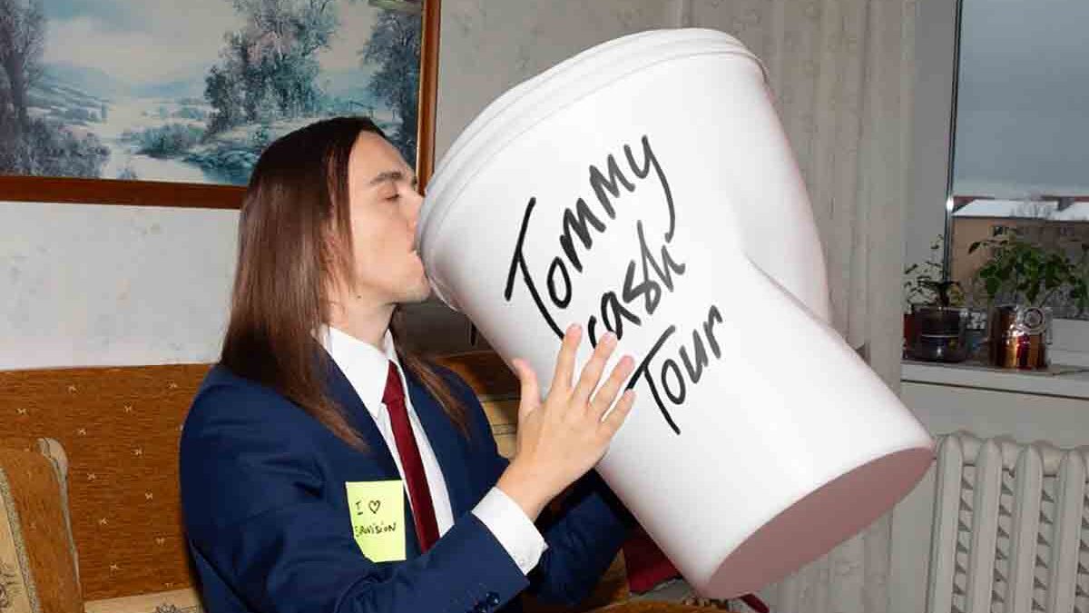 Tommy Cash torna con Ok: il nuovo singolo in italiano e tre date live in Italia