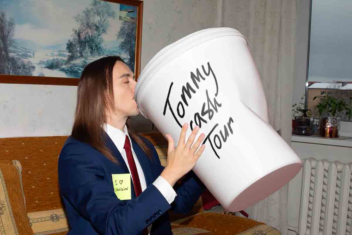 Tommy Cash torna con Ok: il nuovo singolo in italiano e tre date live in Italia
