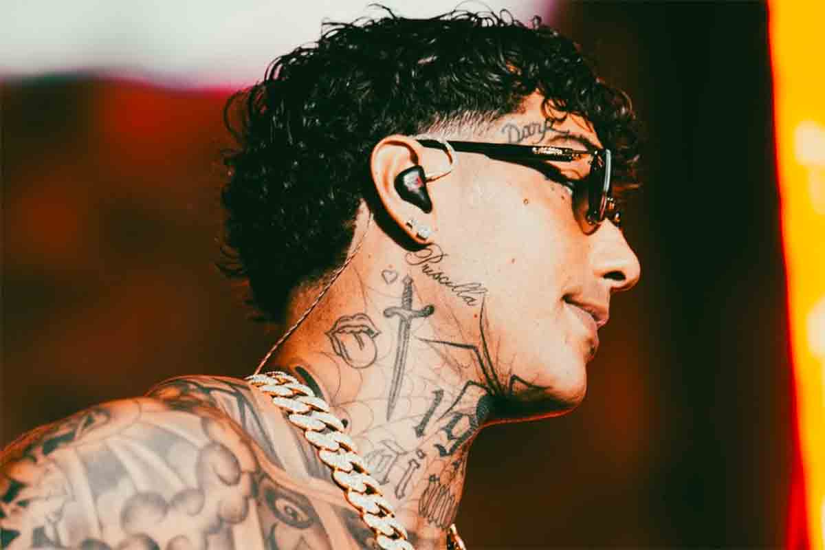 Tony Effe risponde a Fedez: “Fai figli per i social”. Il dissing è senza quartiere