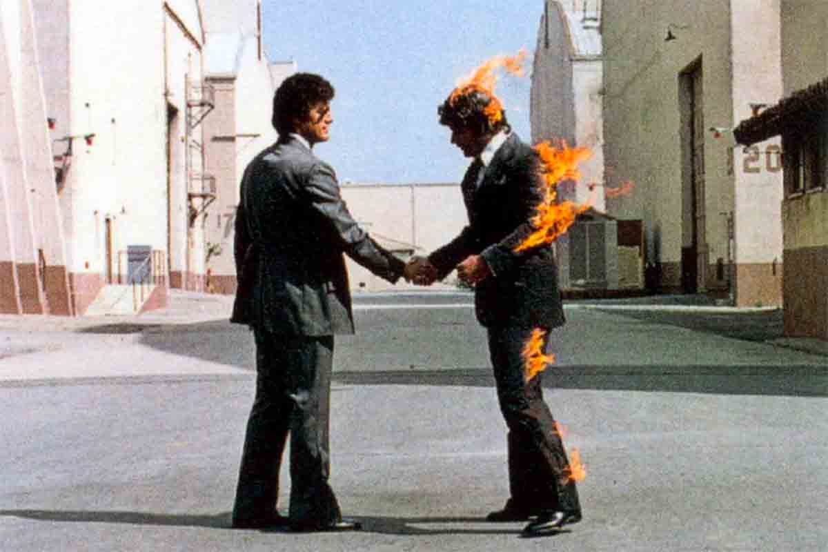 La morte di Ronnie Rondell Jr, lo stuntman che prese fuoco per la copertina di Wish You Were Here dei Pink Floyd
