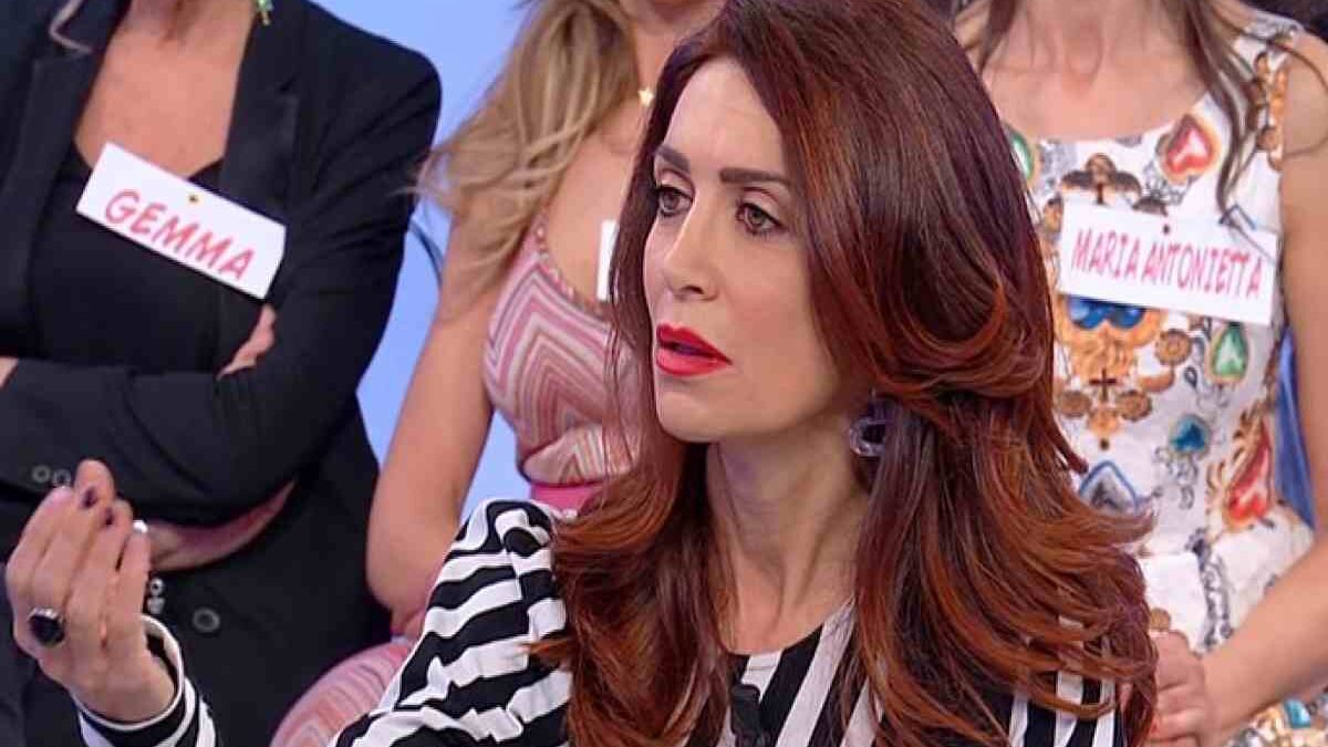 Barbara De Santi stravolge il suo look, ma i fan non approvano: la dama si sfoga su Instagram