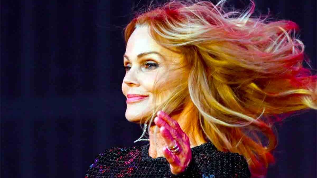 Belinda Carlisle: confessioni tra successi, eccessi e nuovi obiettivi artistici