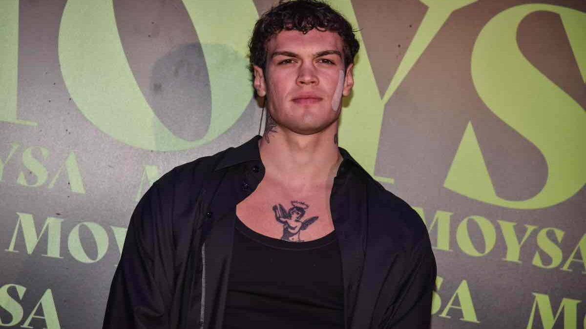 “Problemi di salute”: triste annuncio per il cantante amatissimo, saltano gli eventi di settembre