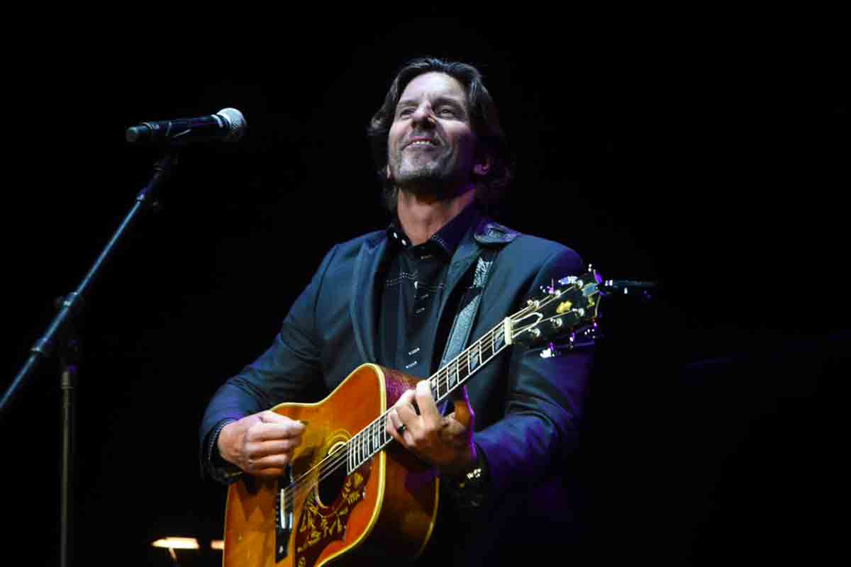 Incidente aereo, morte tragica per Brett James, il cantautore di “Jesus, Take The Wheel”