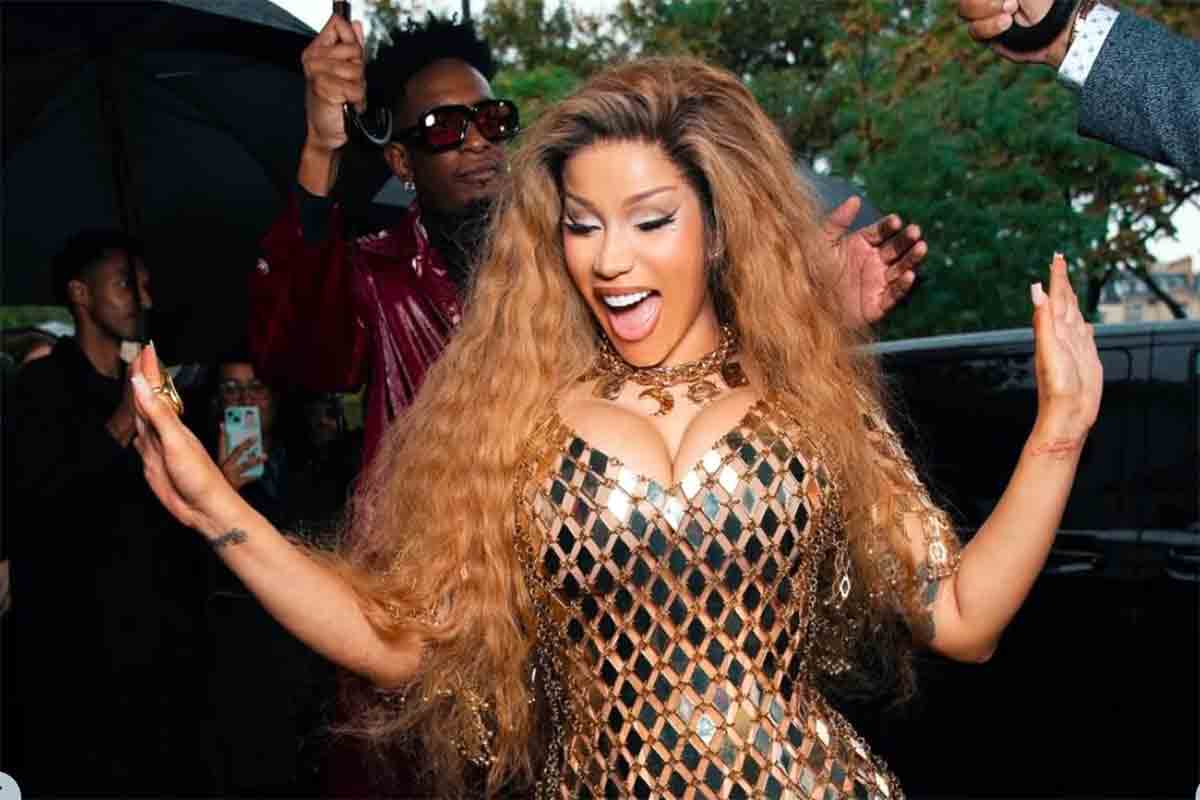 Cardi B assolta a Los Angeles: il tribunale diventa uno show tra parrucche e meme