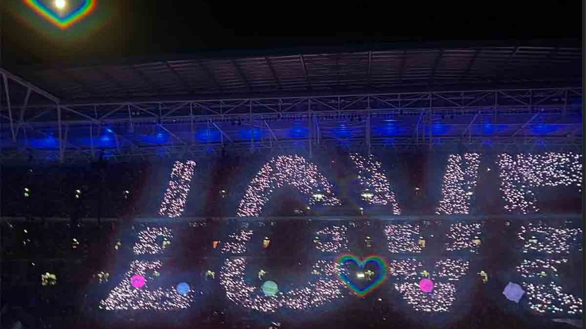 Coldplay, a Wembley Chris Martin invita a “mandare amore” alla famiglia di Charlie Kirk