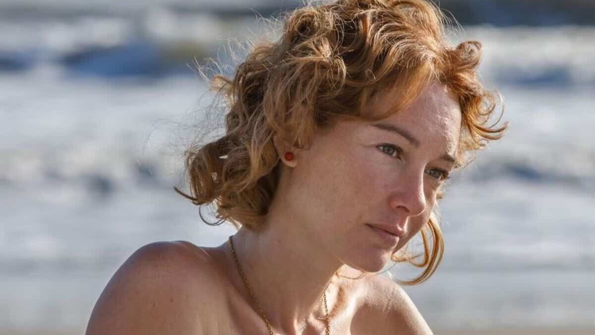 La Ricetta della Felicità vince la prima serata, tra Scotti e De Martino è sfida all’ultimo punto: la Ruota gira meglio dei pacchi. I dati Auditel del 9 ottobre 2025