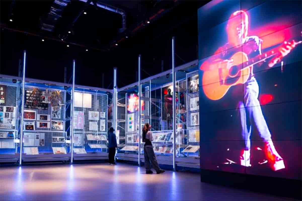 Il David Bowie Centre apre al VA East: l’archivio segreto diventa patrimonio pubblico