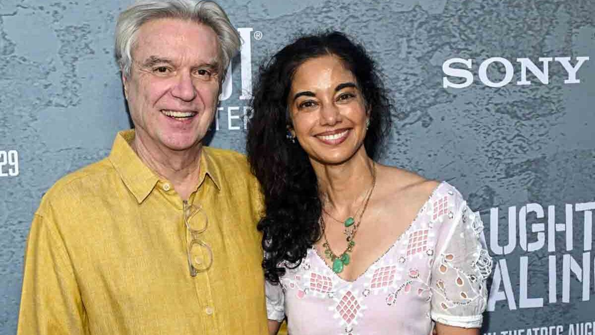 David Byrne si sposa con Mala Gaonkar e svela la playlist del ricevimento