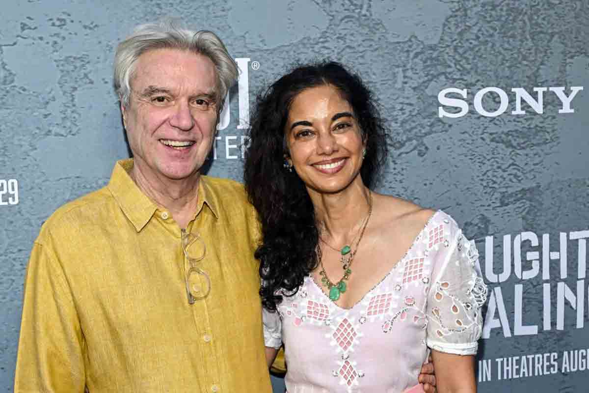 David Byrne si sposa con Mala Gaonkar e svela la playlist del ricevimento