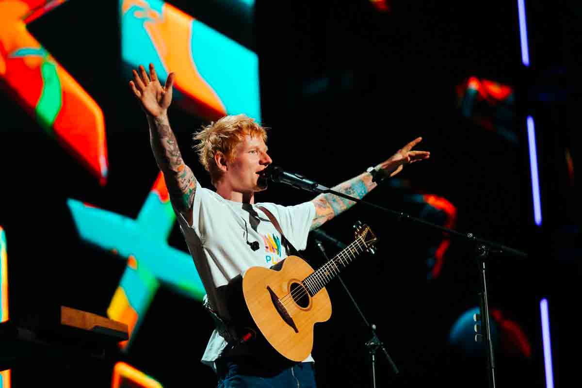 Ed Sheeran conquista il nono n.1 consecutivo in Gran Bretagna