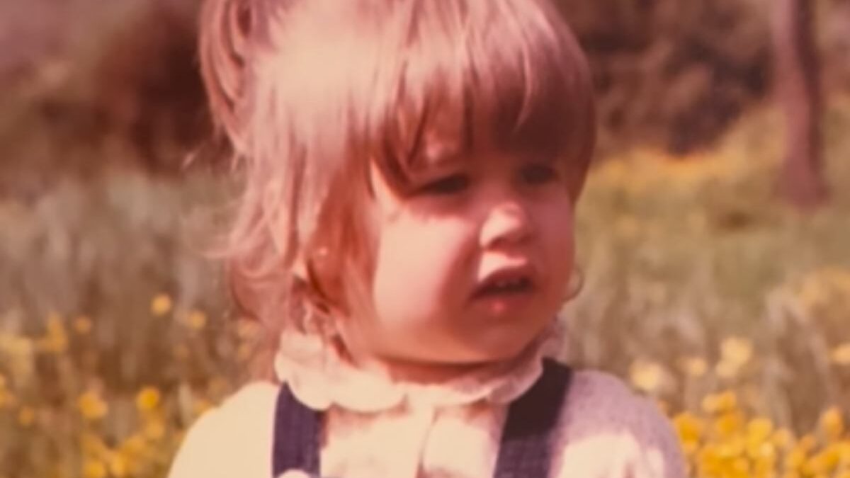 Qui solo una bambina dall’espressione curiosa: oggi è una famosa showgirl. L’avete riconosciuta?