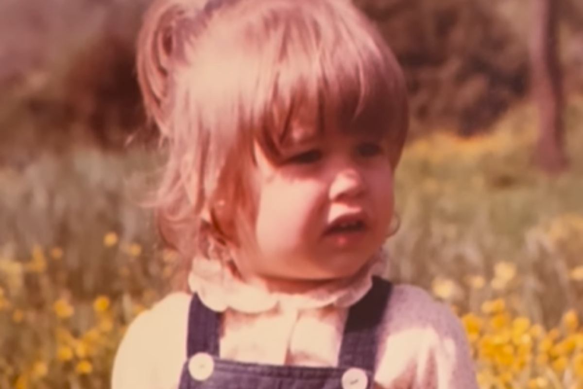 Qui solo una bambina dall’espressione curiosa: oggi è una famosa showgirl. L’avete riconosciuta?
