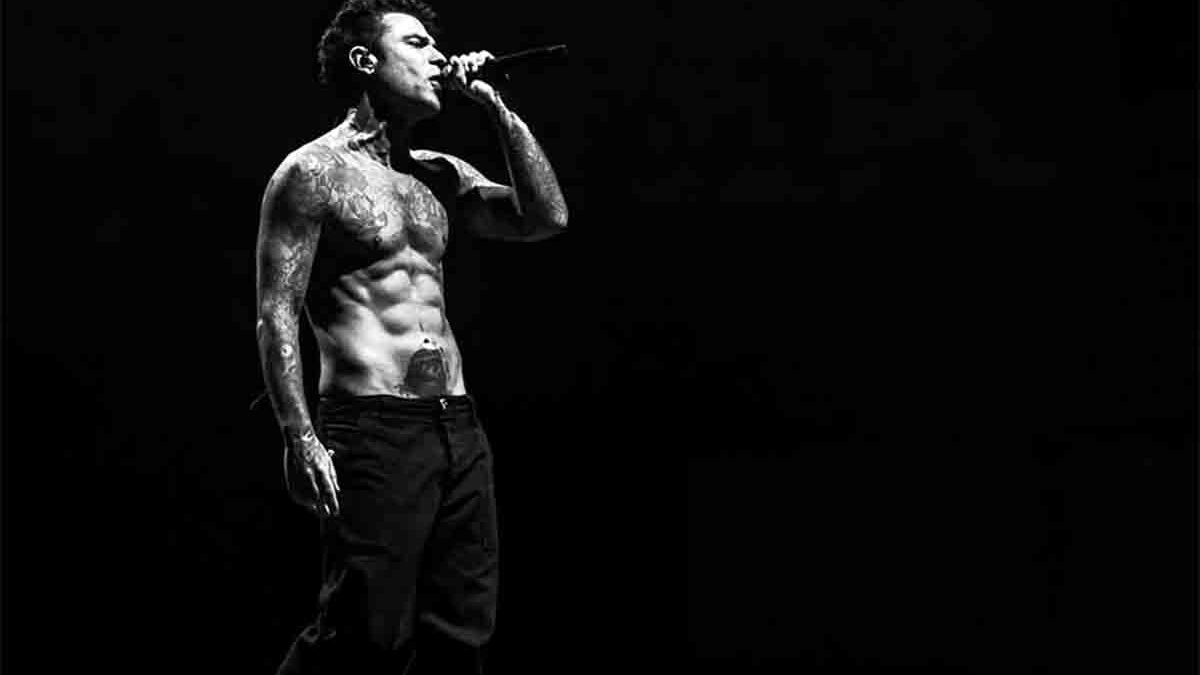 Fedez al Forum: scuse a Sinner, dedica a Ferragni e show “a viso aperto” davanti ai figli | Ospiti e scaletta