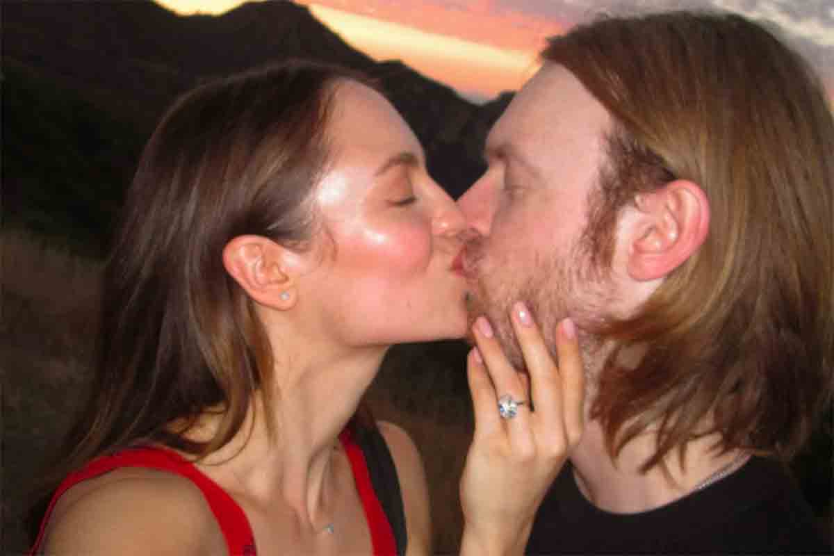 Finneas e Claudia Sulewski annunciano il fidanzamento: dopo 7 anni…
