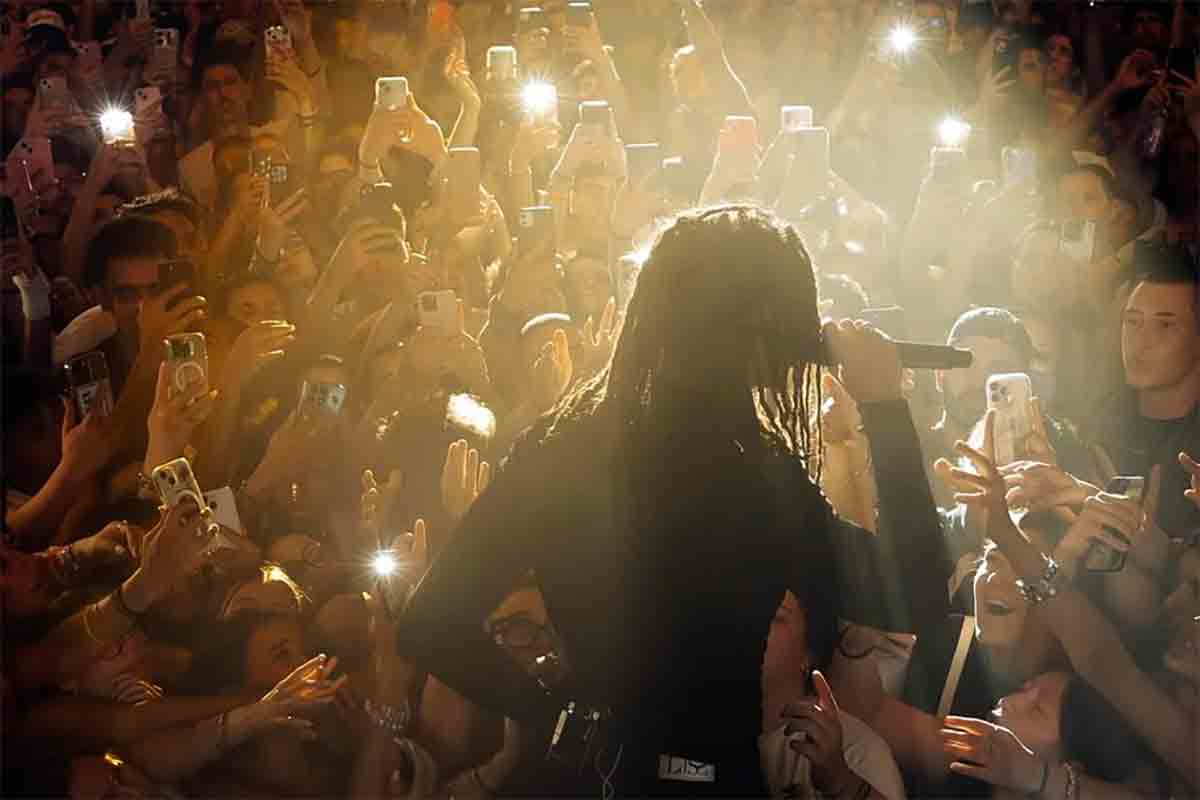 Ghali torna alla Iqbal Masih: dalla palestra di Baggio al “Gran Teatro” di Milano