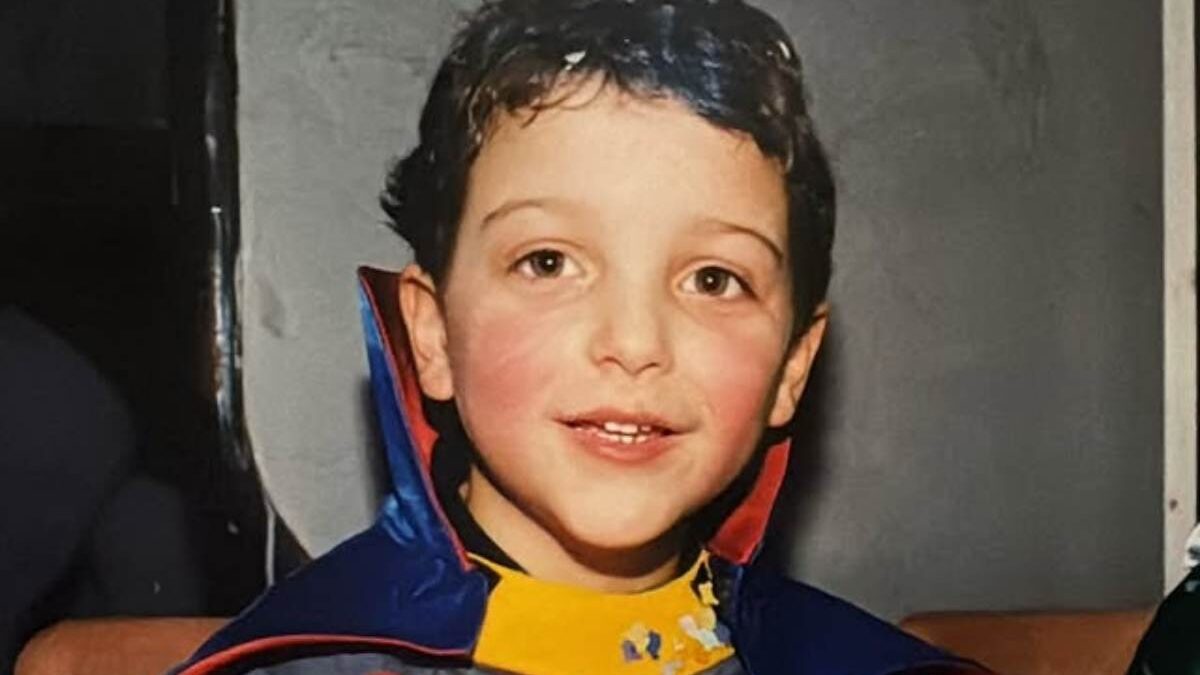 Qui è un bimbo dolcissimo, oggi è uno dei cantanti più famosi, non solo d’Italia: l’avete riconosciuto?