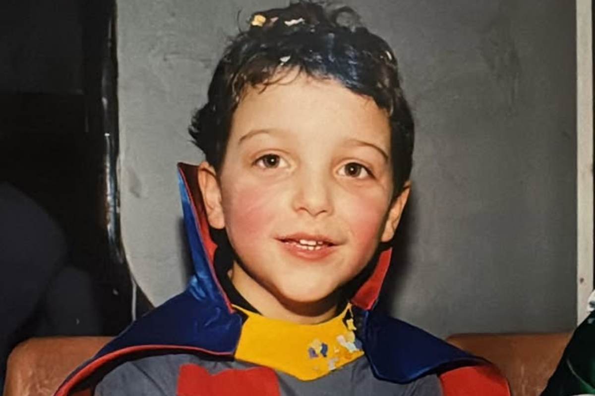 Qui è un bimbo dolcissimo, oggi è uno dei cantanti più famosi, non solo d’Italia: l’avete riconosciuto?