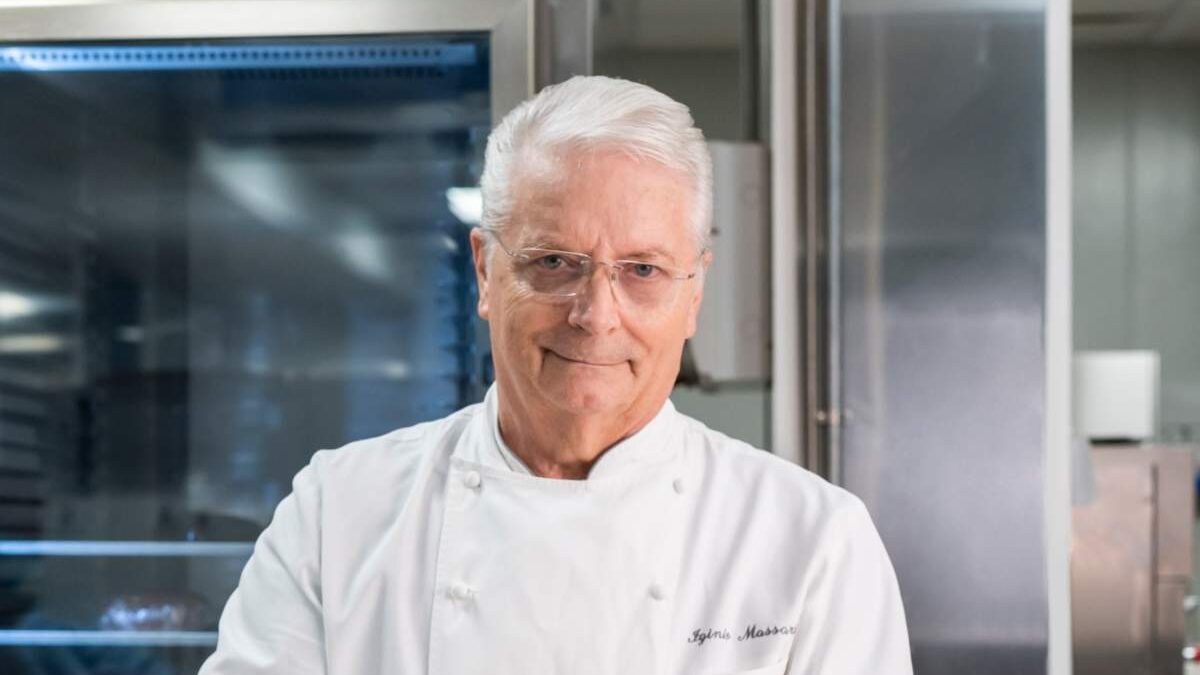 Bake Off, Igino Massari spietato con i concorrenti: “È una grande porcheria. Siete analfabeti, non leggete le ricette”