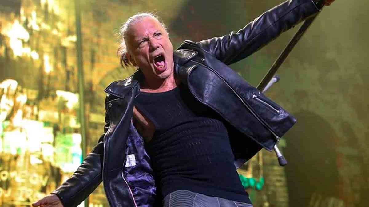 Iron Maiden, niente telefonini ai concerti: “Il cellulare è un dittatore” dice Bruce Dickinson