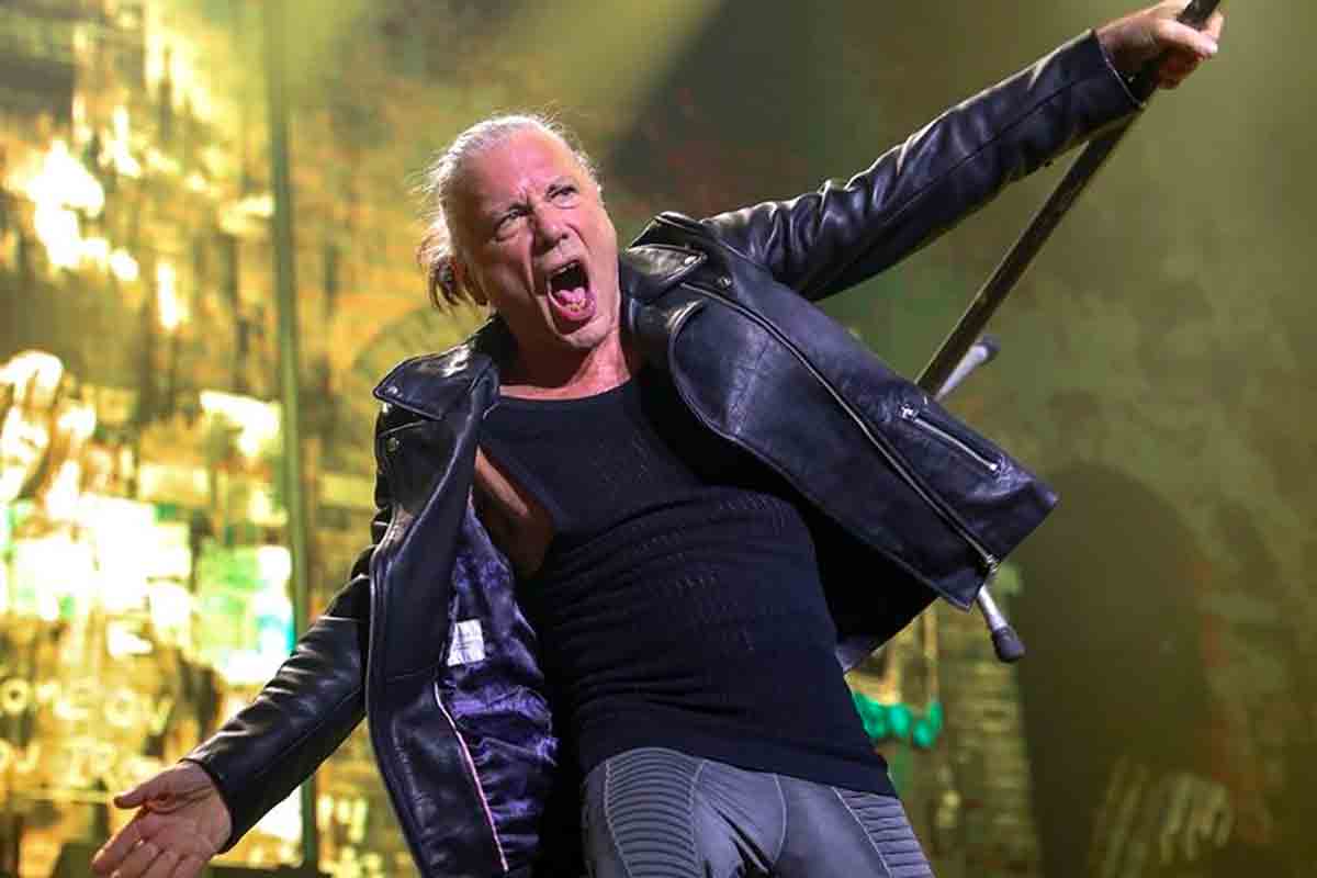 Iron Maiden, niente telefonini ai concerti: “Il cellulare è un dittatore” dice Bruce Dickinson