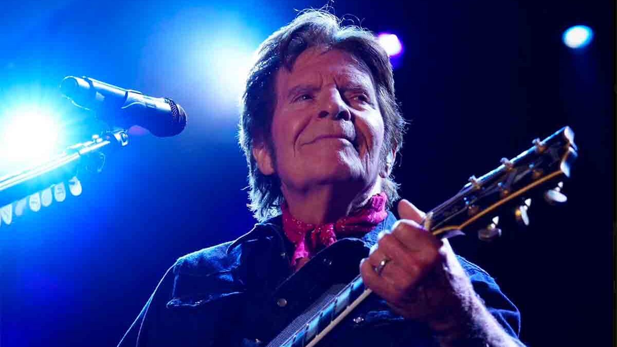 John Fogerty: “È ironico che a 80 anni ci si faccia ancora causa”