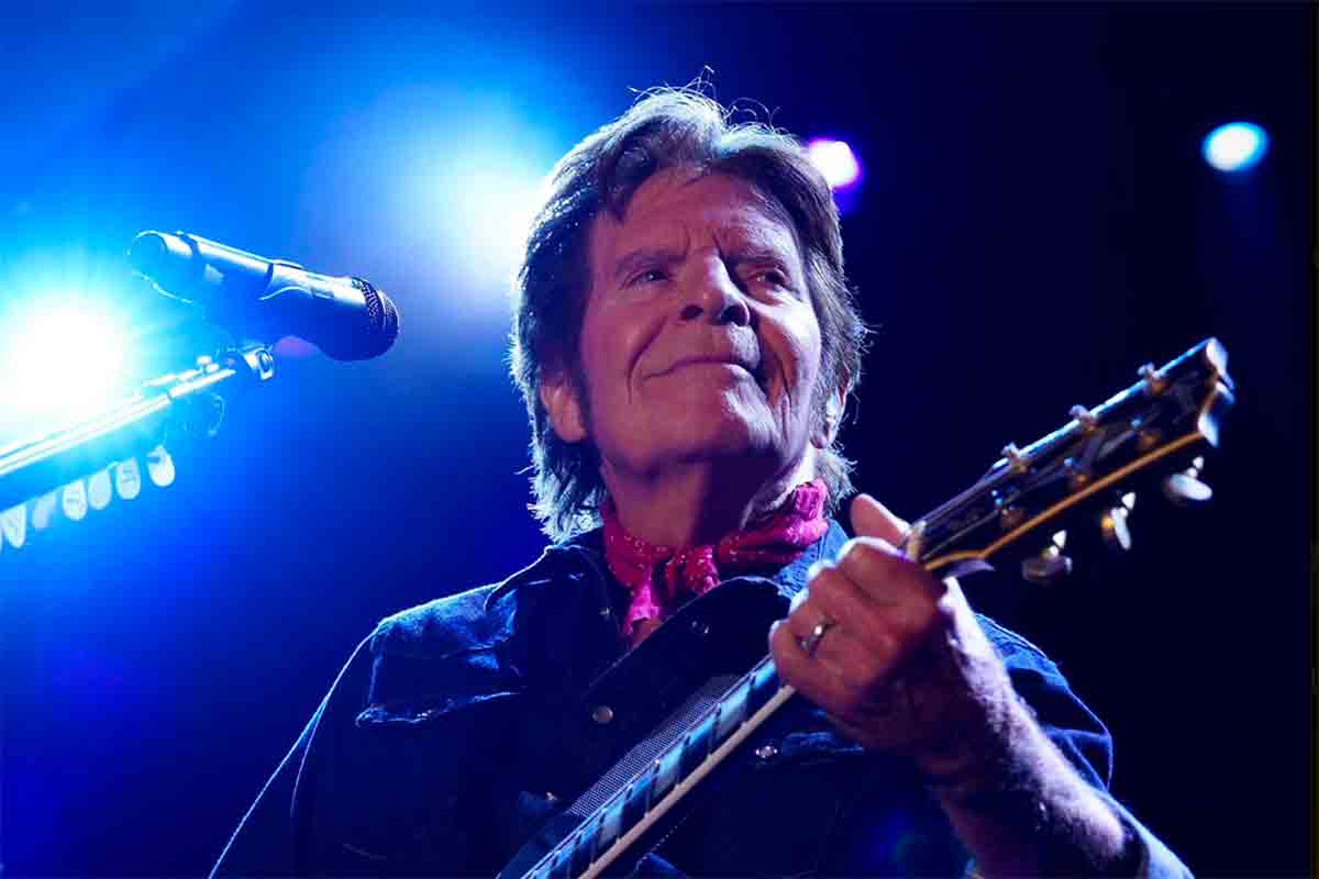 John Fogerty: “È ironico che a 80 anni ci si faccia ancora causa”