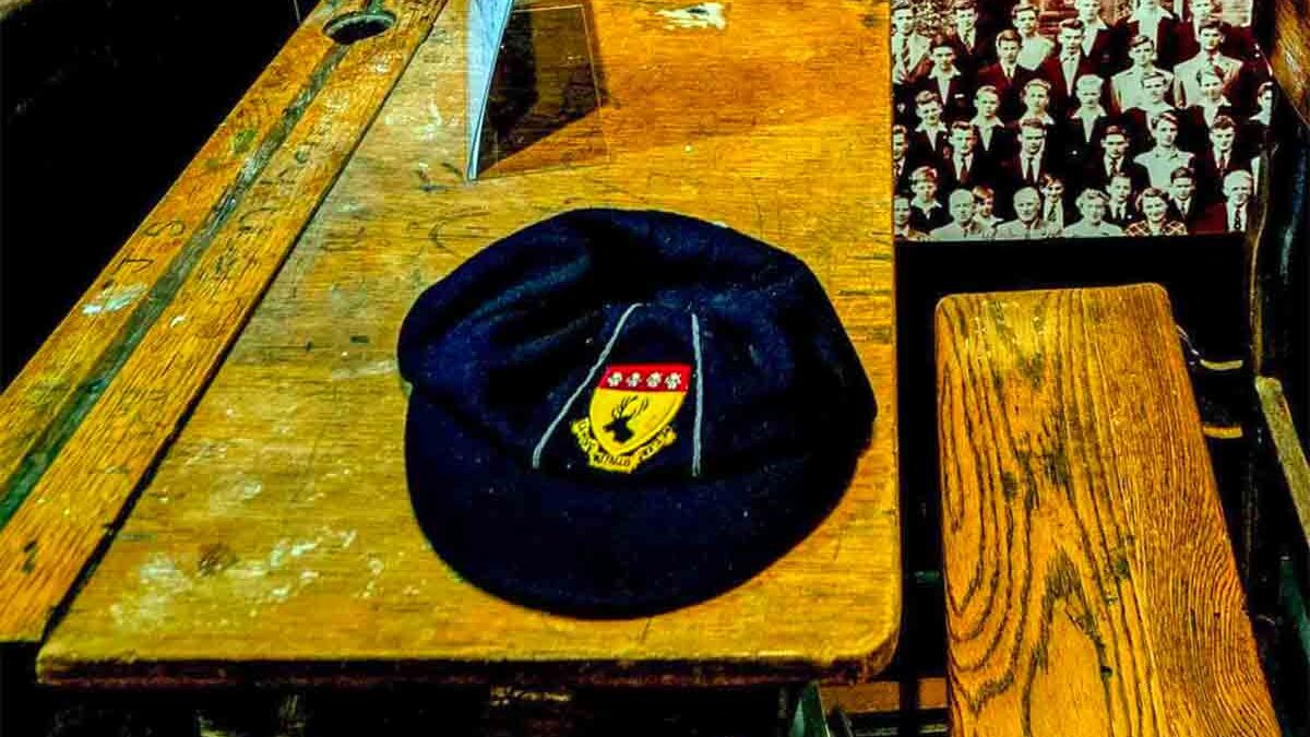 A Liverpool in mostra il banco di scuola di John Lennon – La prof: “Era un bulletto sfacciato”