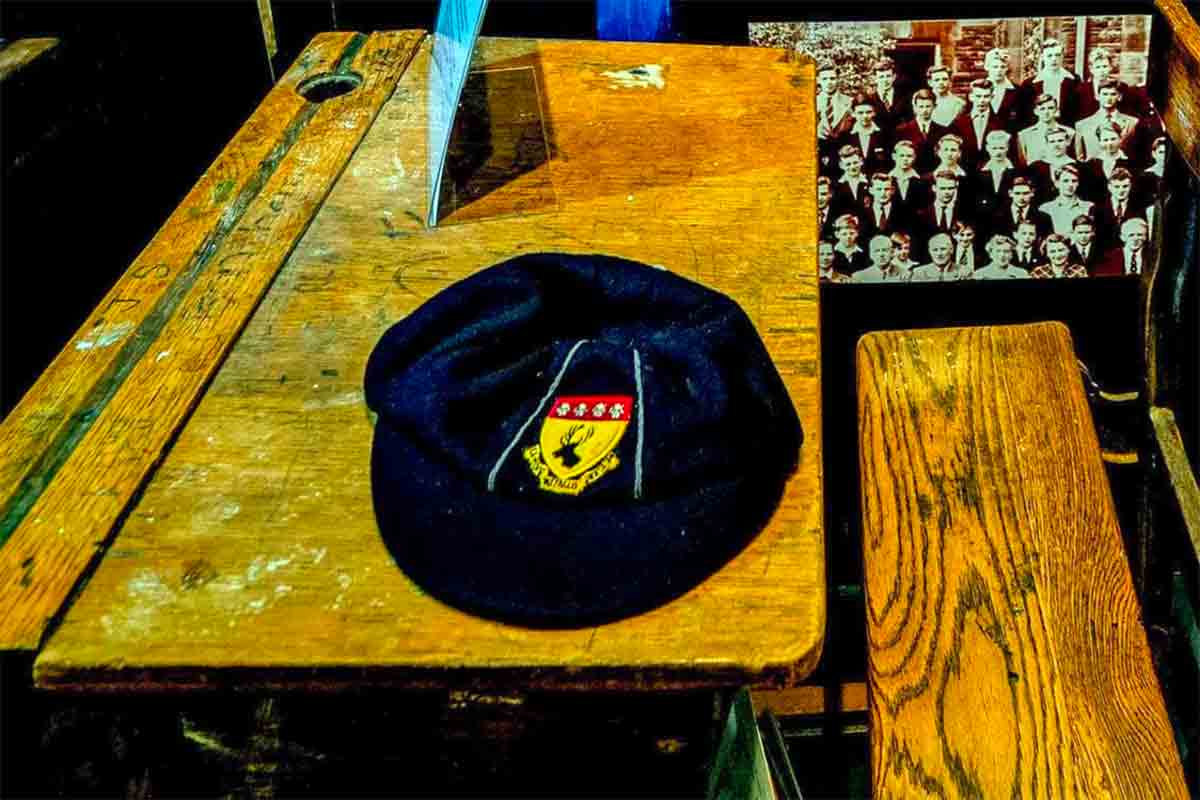 A Liverpool in mostra il banco di scuola di John Lennon – La prof: “Era un bulletto sfacciato”
