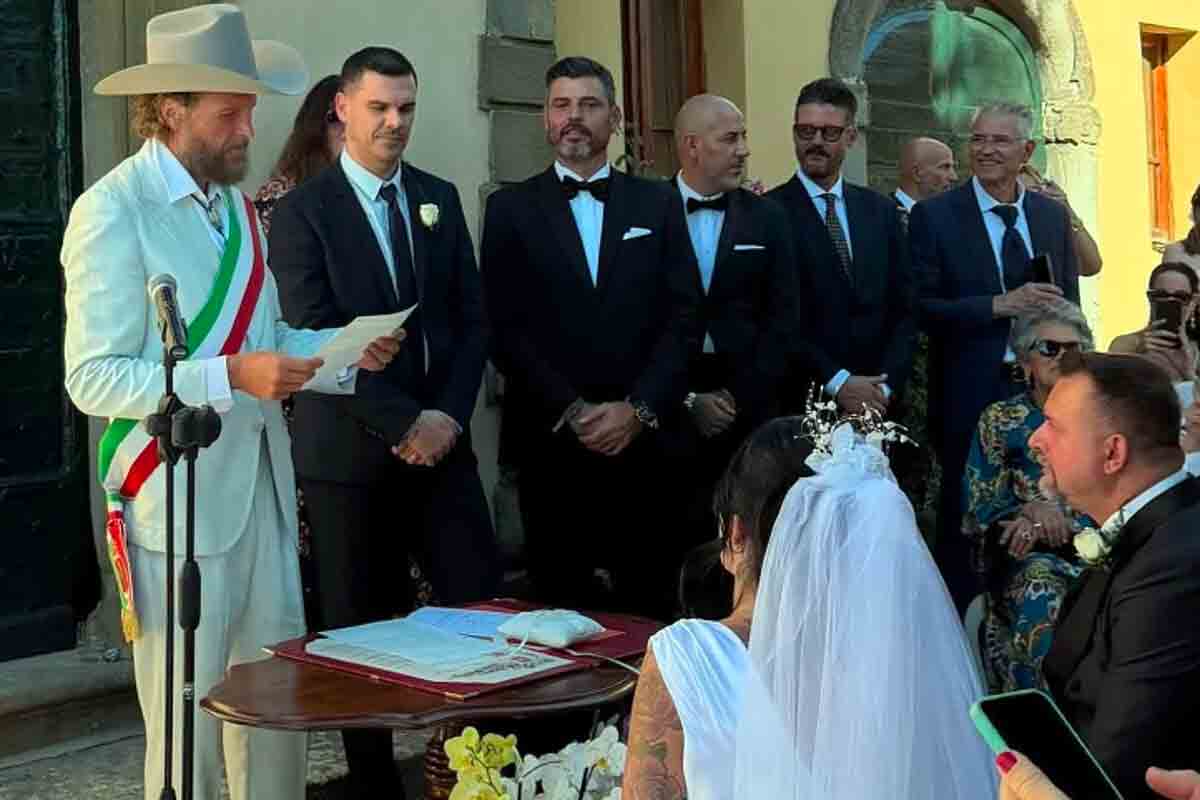 Jovanotti e Tiziano Ferro, sorpresa di nozze a Cortona: alle nozze di Emiliano Segatori scatta il duetto