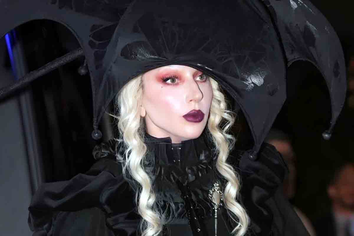 Lady Gaga annulla Miami: corde vocali infiammate | Come sta la cantante in vista dei VMA e del suo arrivo a Milano