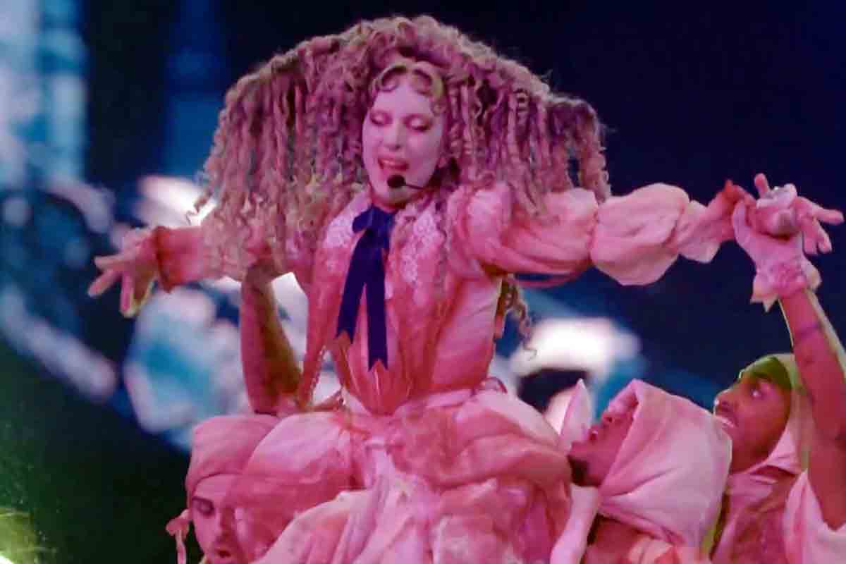 Lady Gaga durante la sua esibizione di The Dead Dance ai VMA