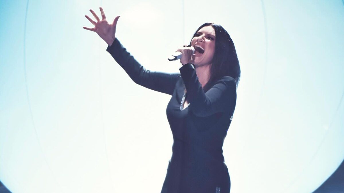 Laura Pausini svela il cambiamento: “Così ho perso peso (e non c’entrano solo i carboidrati)”. La dieta della cantante