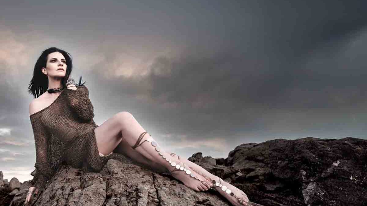 Laura Pausini pubblica “La mia storia tra le dita”, anticipa “Io Canto 2” e annuncia il world tour | Tutte le date dei concerti