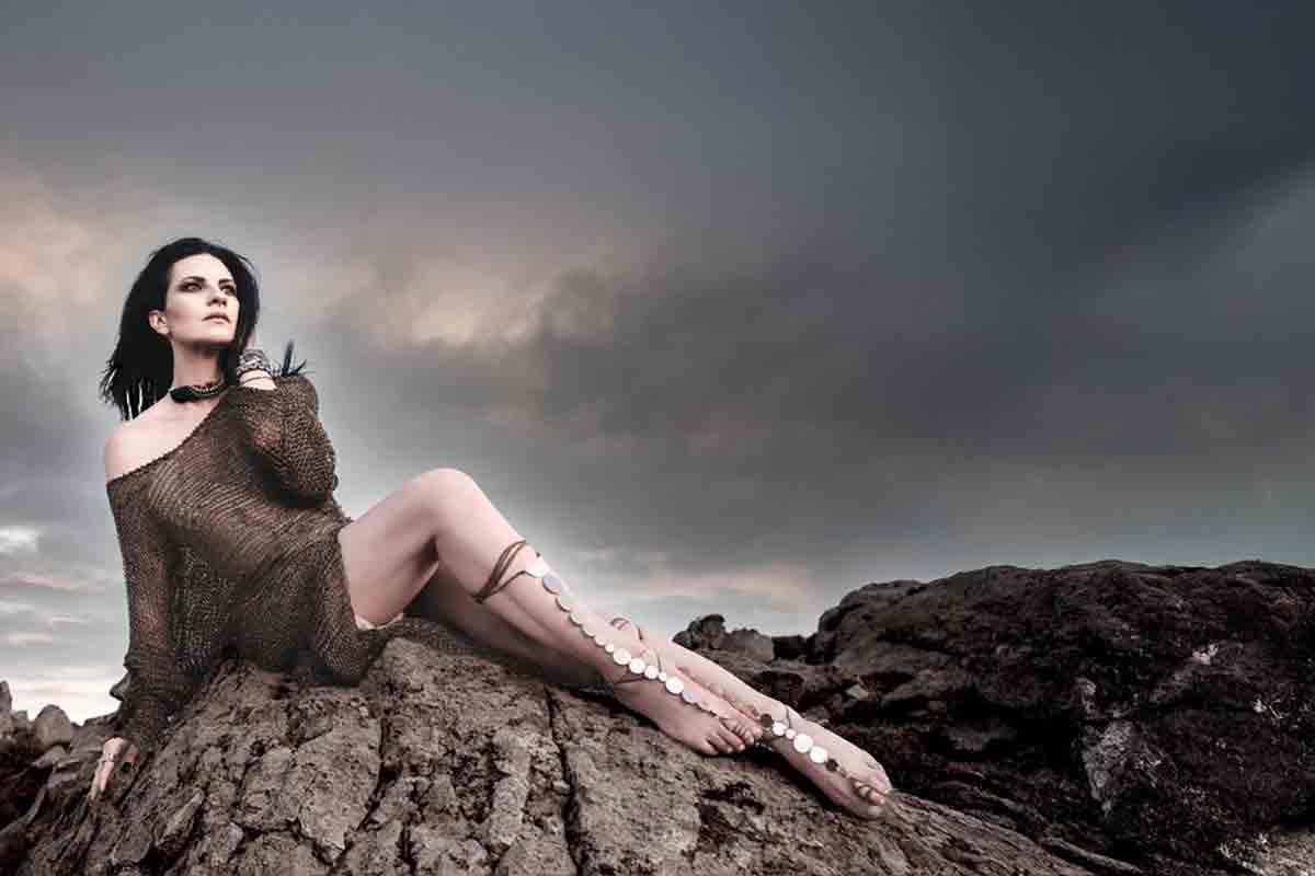 Laura Pausini pubblica “La mia storia tra le dita”, anticipa “Io Canto 2” e annuncia il world tour | Tutte le date dei concerti
