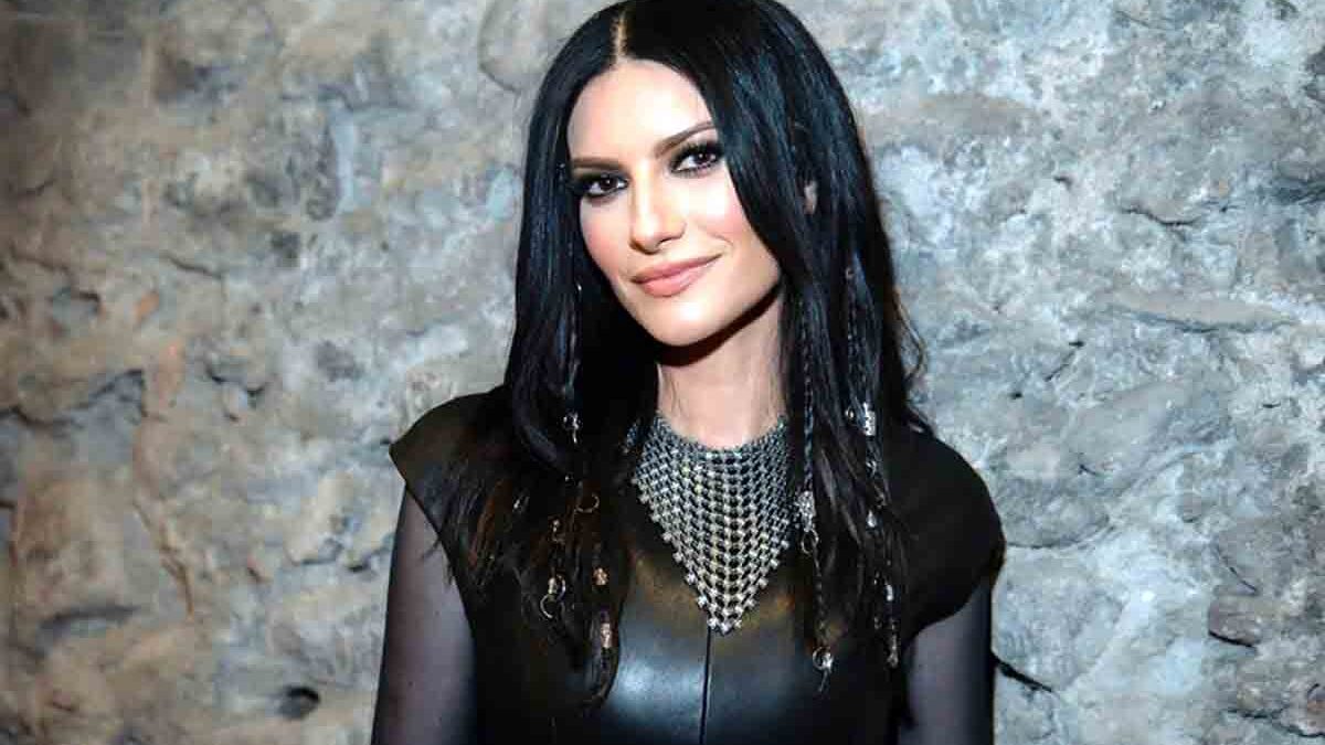 Laura Pausini e il “crack” che l’ha quasi azzerata: “Avevo venduto 40 milioni di dischi e sono rimasta senza niente”