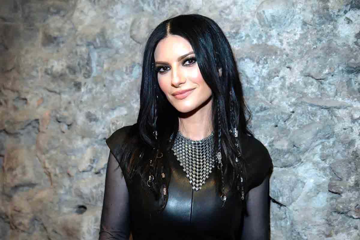 Laura Pausini e il “crack” che l’ha quasi azzerata: “Avevo venduto 40 milioni di dischi e sono rimasta senza niente”