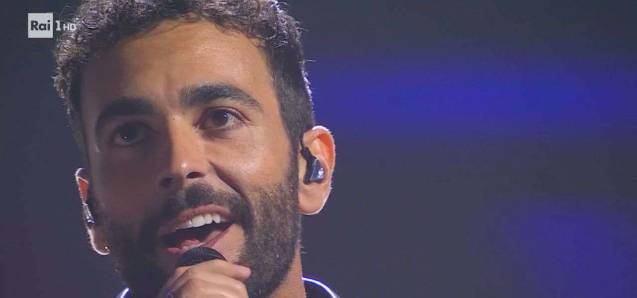 Marco Mengoni, la sua casa è un paradiso nascosto: design, arte e un dettaglio che lascia senza parole