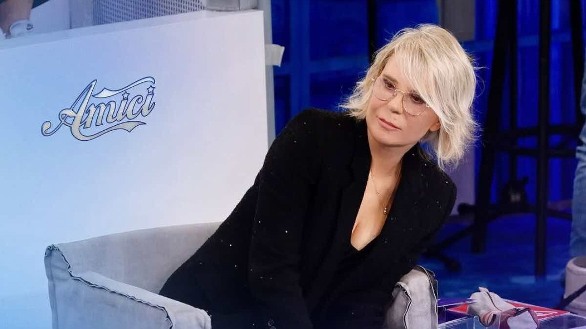 Ex cantante di Amici si confessa e rivela un segreto: “Maria De Filippi è stata la prima..”