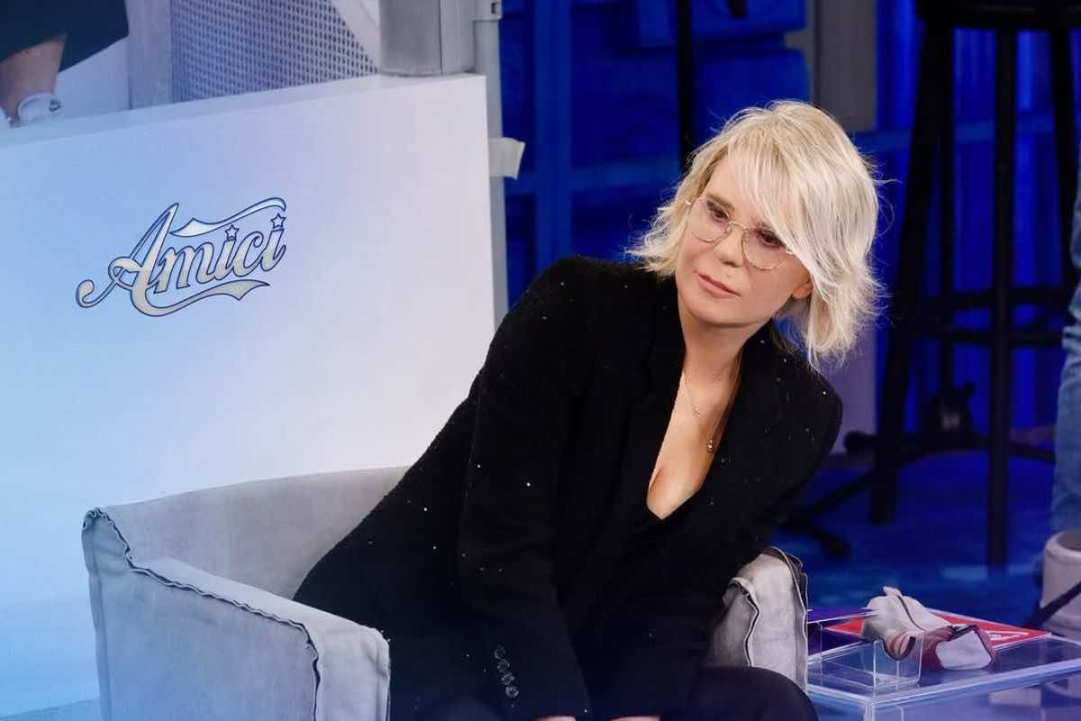 Ex cantante di Amici si confessa e rivela un segreto: “Maria De Filippi è stata la prima..”