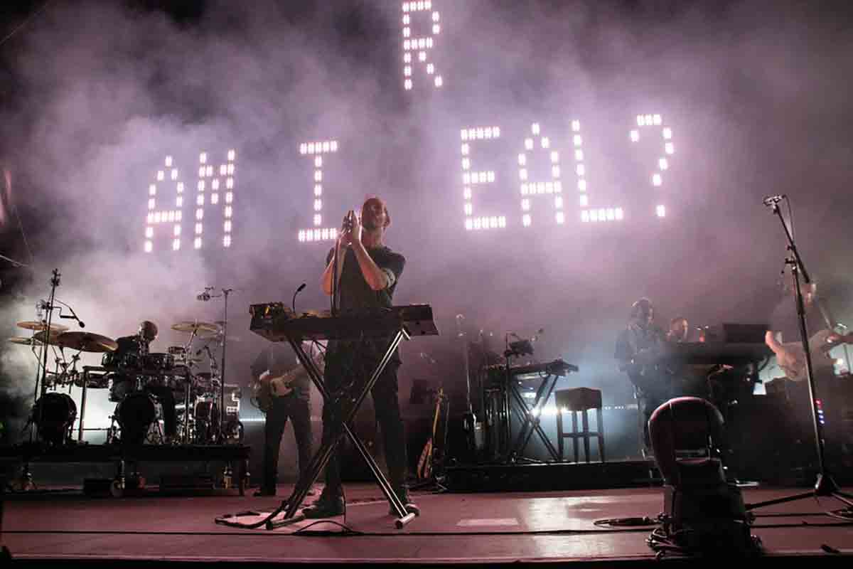 Massive Attack fuori da Spotify: la protesta anti–AI militare infiamma la musica