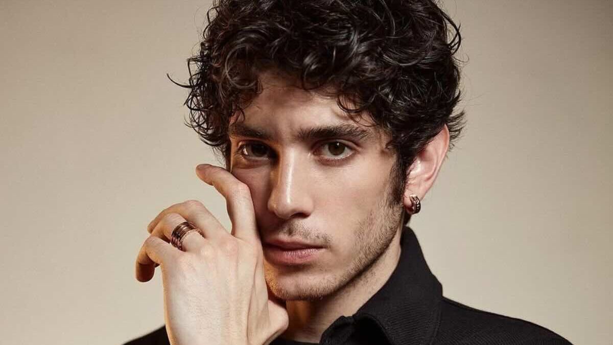 Nicolas Maupas, da Mare Fuori a L’Amore in teoria: chi è il giovane attore. Tutto su di lui