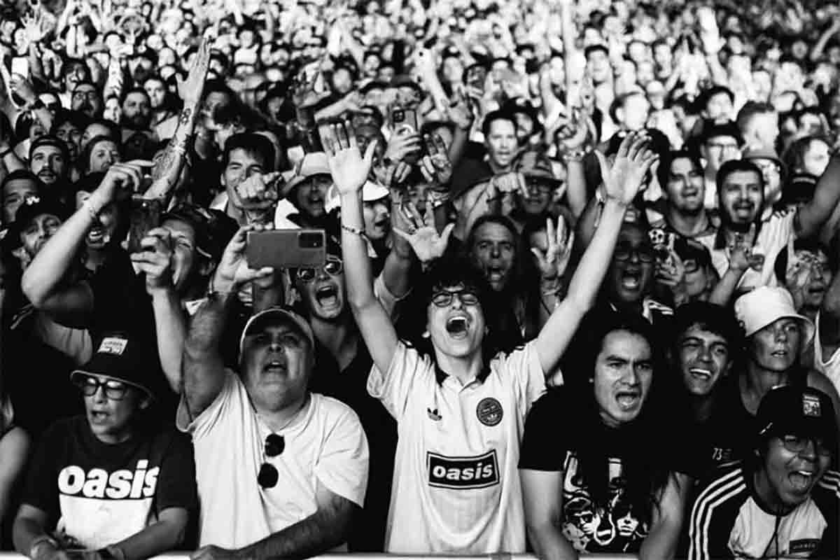 Oasis, live in California