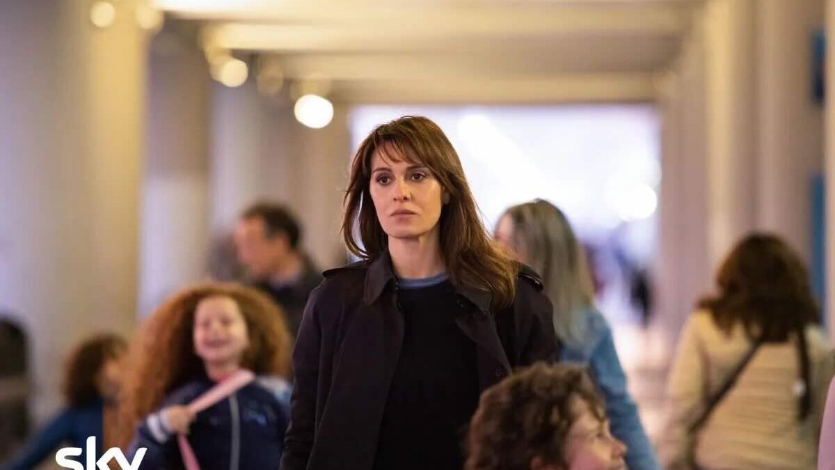 Paola Cortellesi torna nei panni di Petra: trailer, trama e debutto