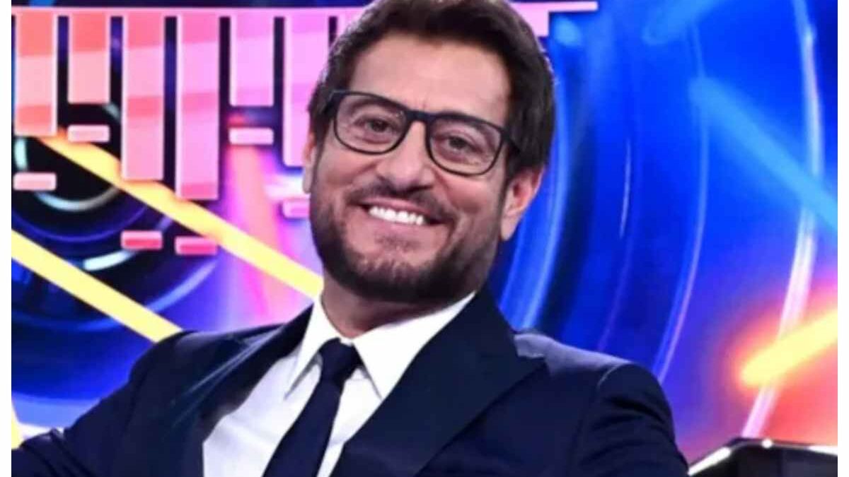 Sarabanda non si ferma, Enrico Papi torna con uno speciale “Torneo dei Campioni”
