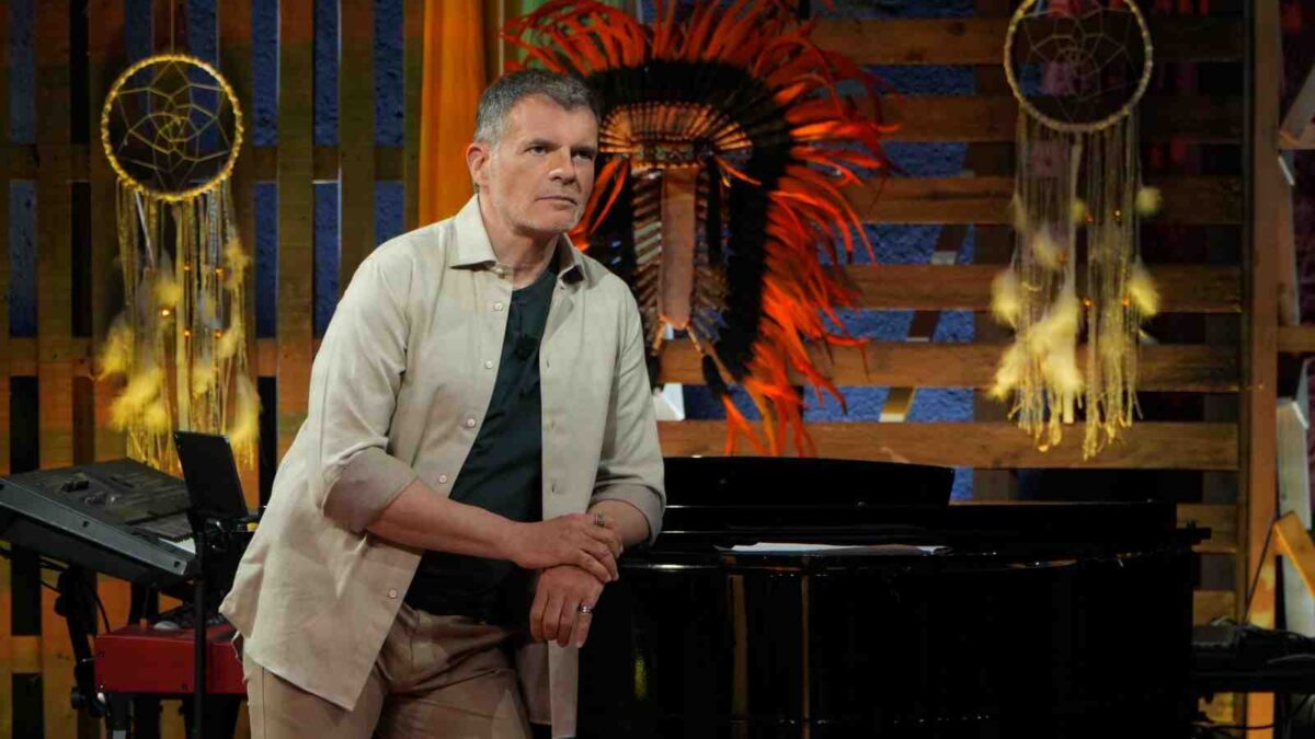 Intervista a Stefano Massini: come nasce Riserva Indiana, il potere del teatro, la rivoluzione della parola e la lunga avventura con Formigli