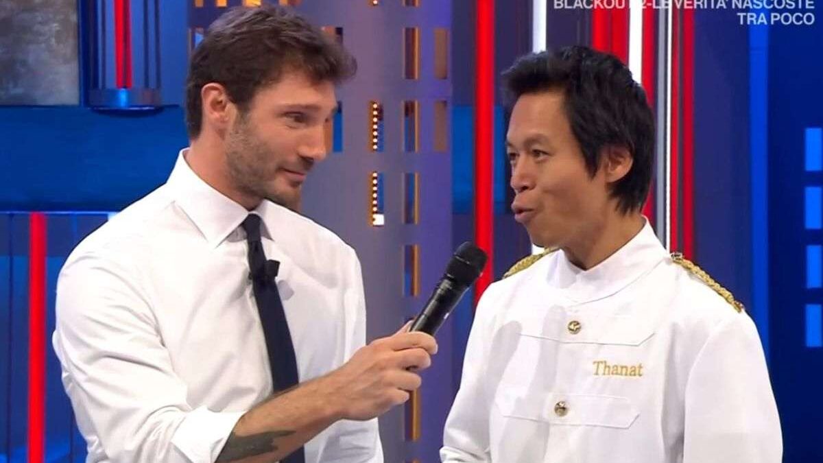 Thanat di Affari Tuoi imbarazza De Martino in diretta: la reazione del conduttore