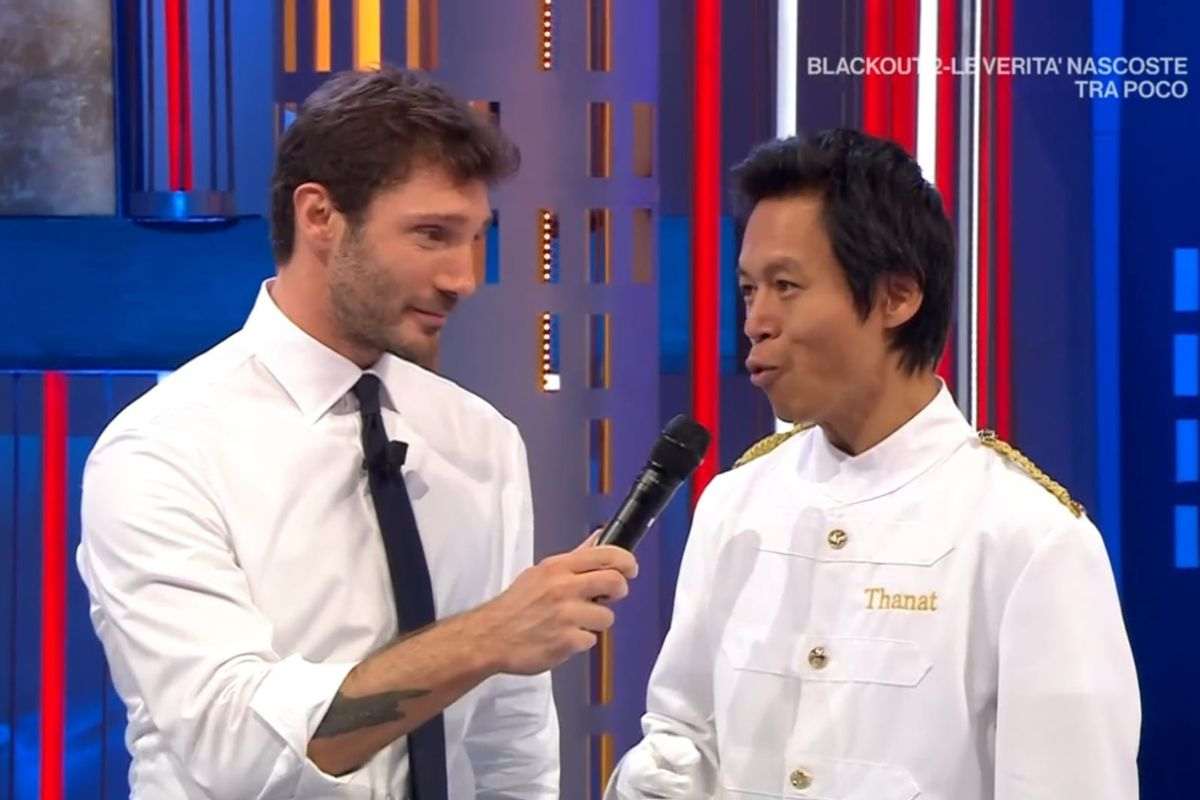 Thanat di Affari Tuoi imbarazza De Martino in diretta: la reazione del conduttore