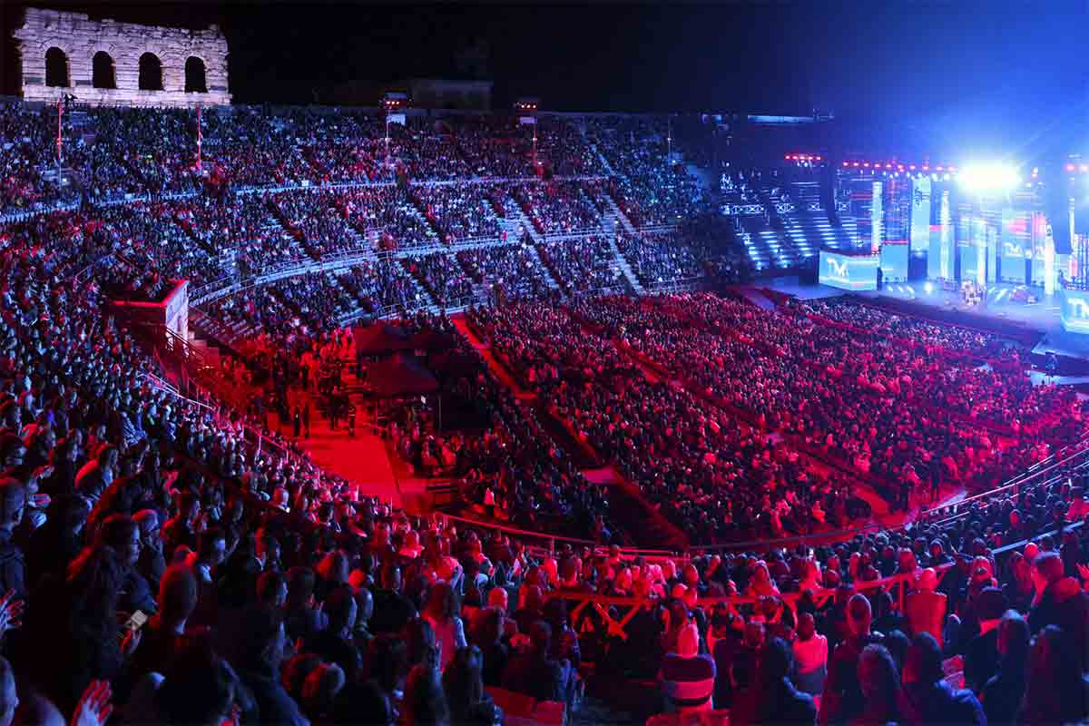 Tim Music Awards 2025, due notti da sold out all’Arena di Verona: cast stellare e premi per le canzoni e i tour